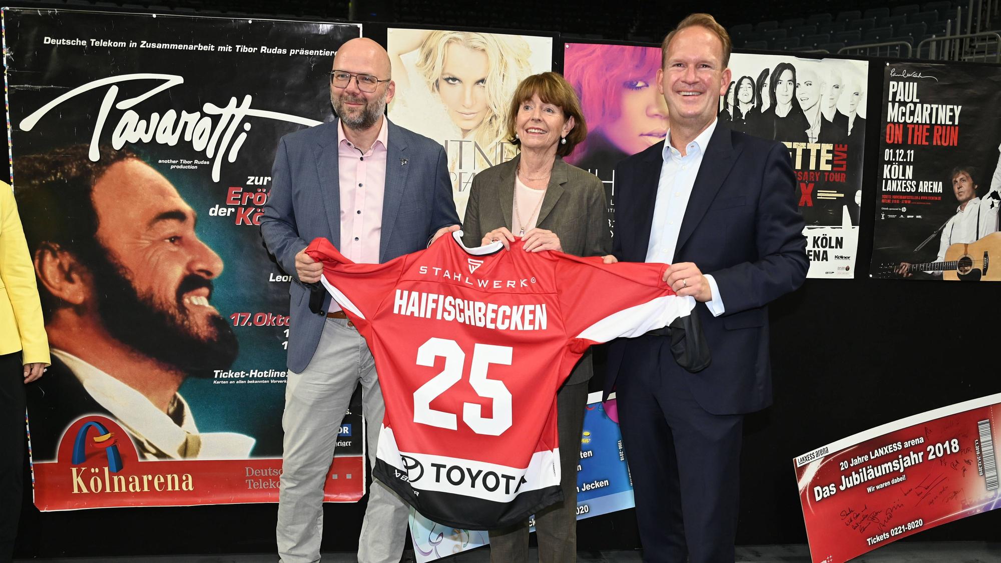 Haie-Geschäftsführer Philipp Walter, OB Henriette Reker und Arena-Chef Stefan Löcher posieren mit Haie-Trikot.