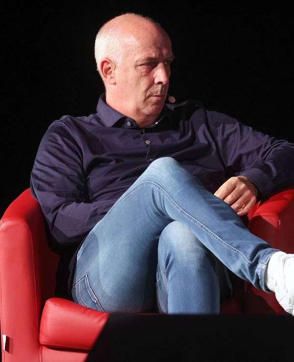 Mario Basler sitzt in einem roten Sessel.