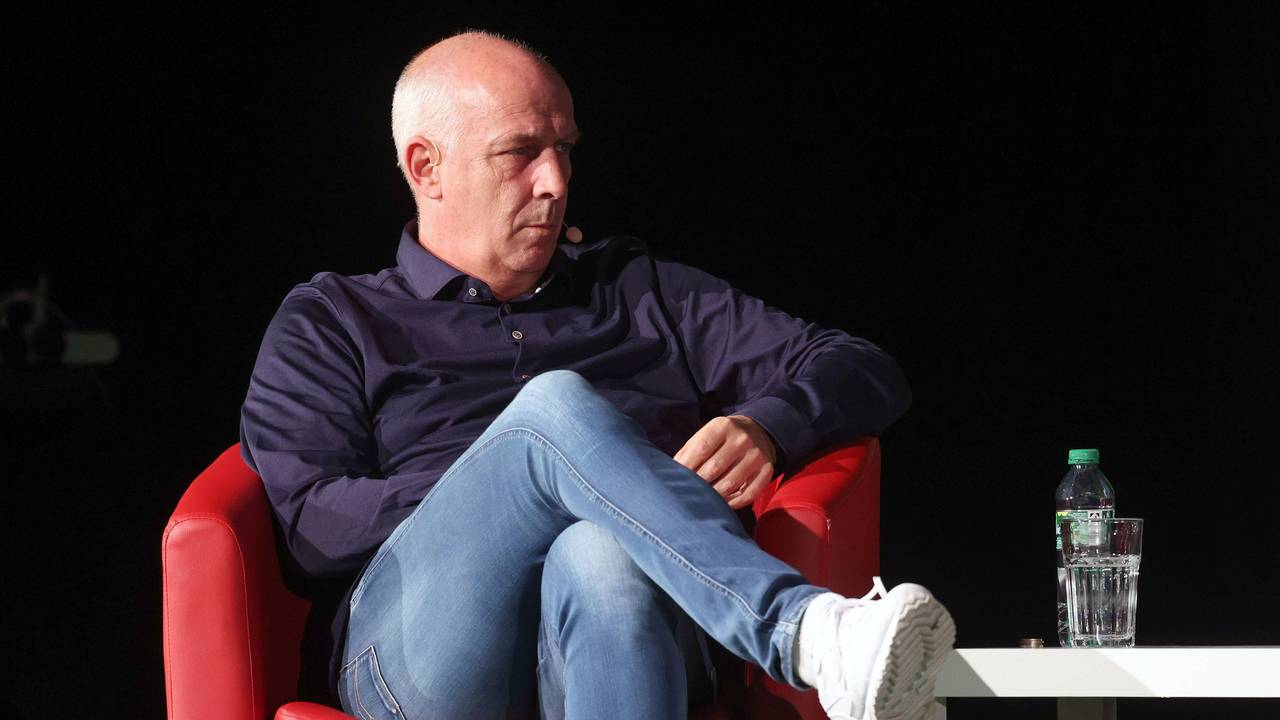 Mario Basler sitzt in einem roten Sessel.