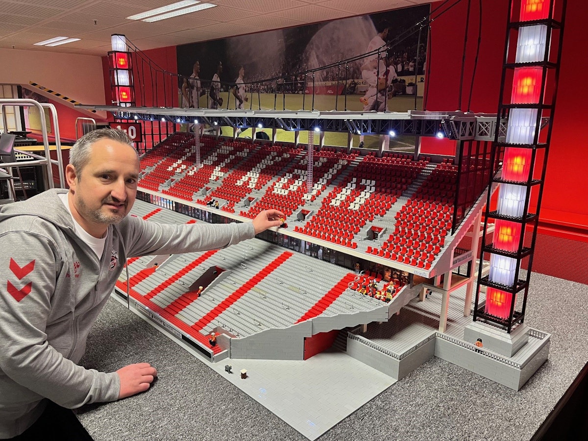Tobias Franzgrote-vom Brocke baute die Südtribüne des Rhein-Energie-Stadions aus Lego nach.