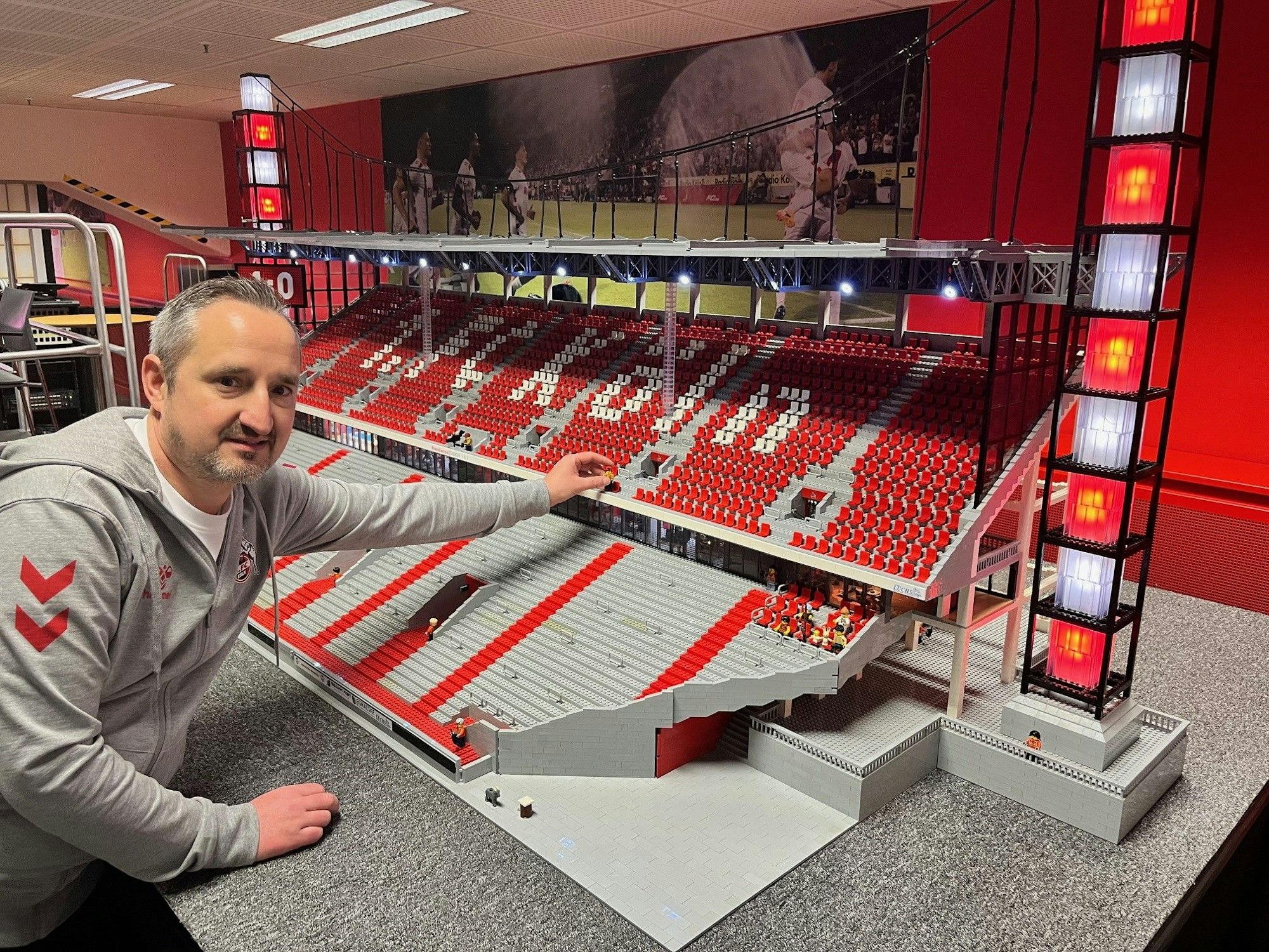 Tobias Franzgrote-vom Brocke baute die Südtribüne des Rhein-Energie-Stadions aus Lego nach.