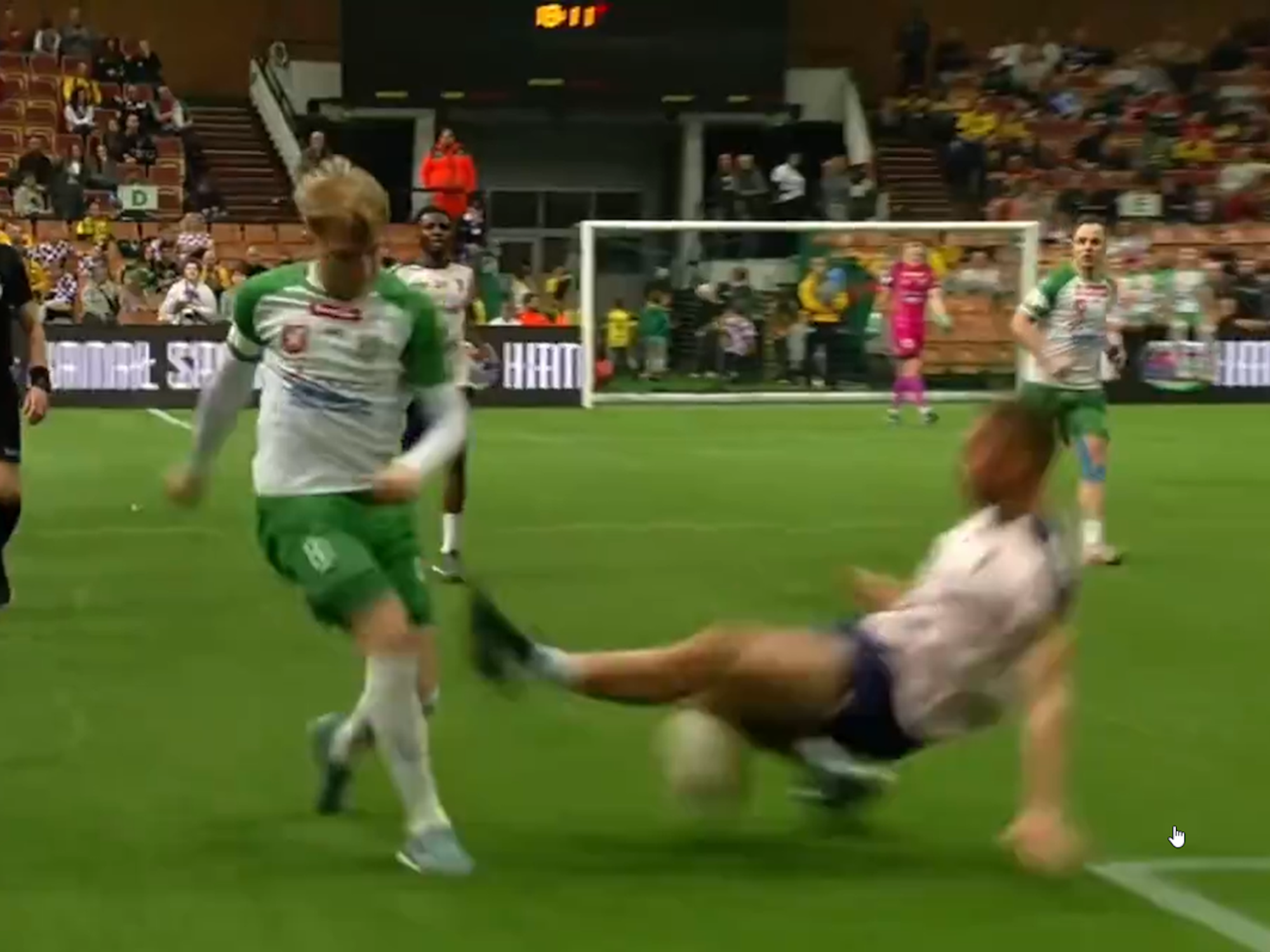 Lukas Podolski grätscht bei einem Hallenturnier gegen Jakub Siedlecki.