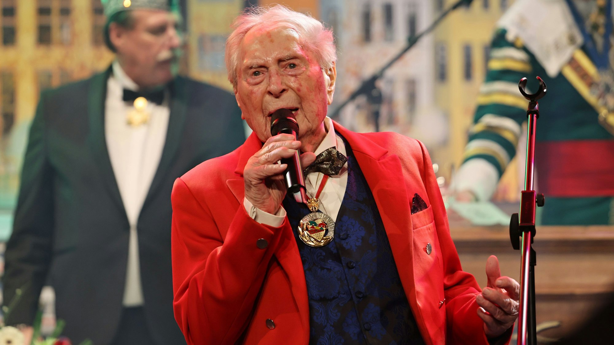 Ludwig Sebus singt auf der Bühne.