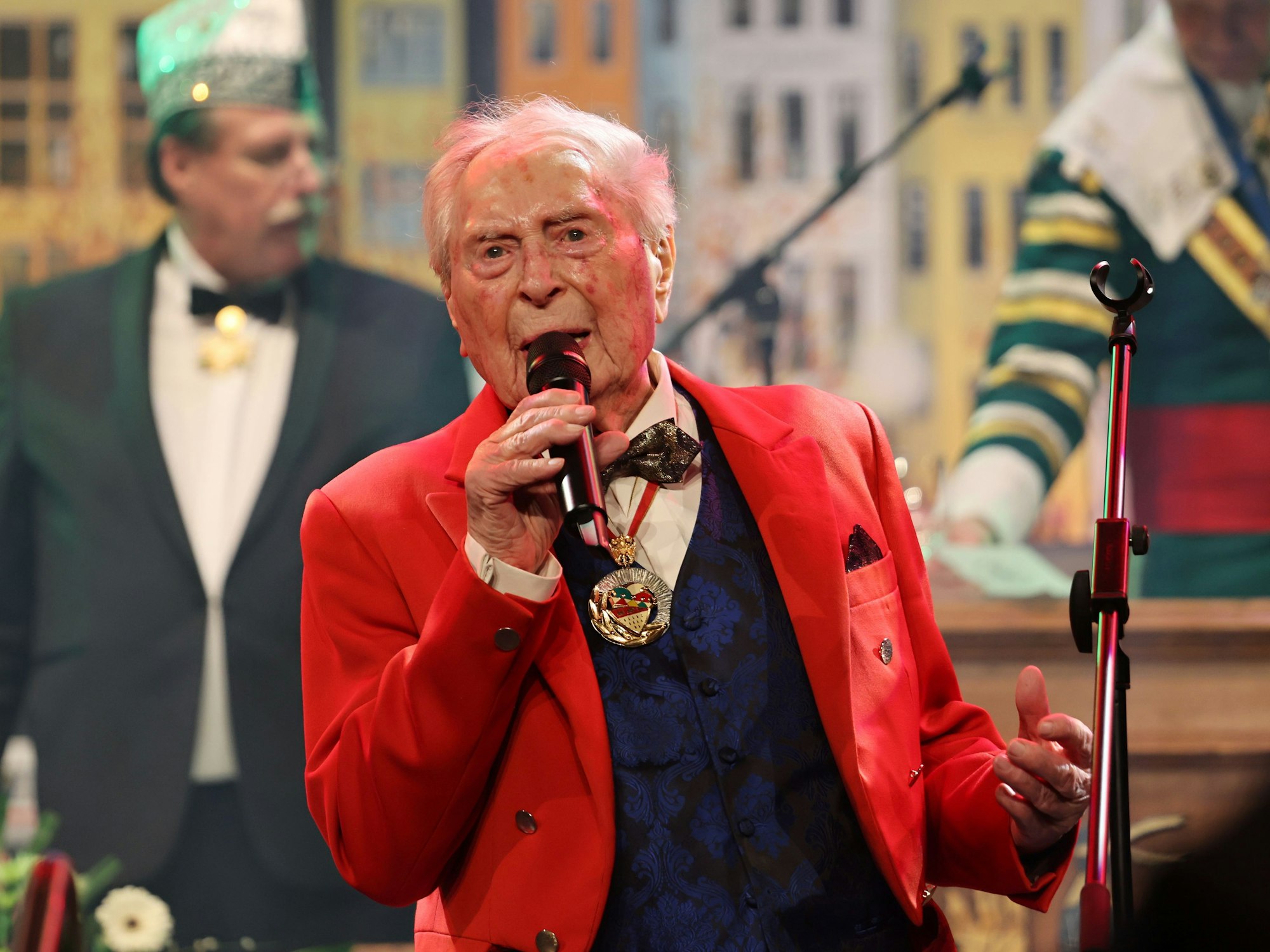 Ludwig Sebus singt auf der Bühne.