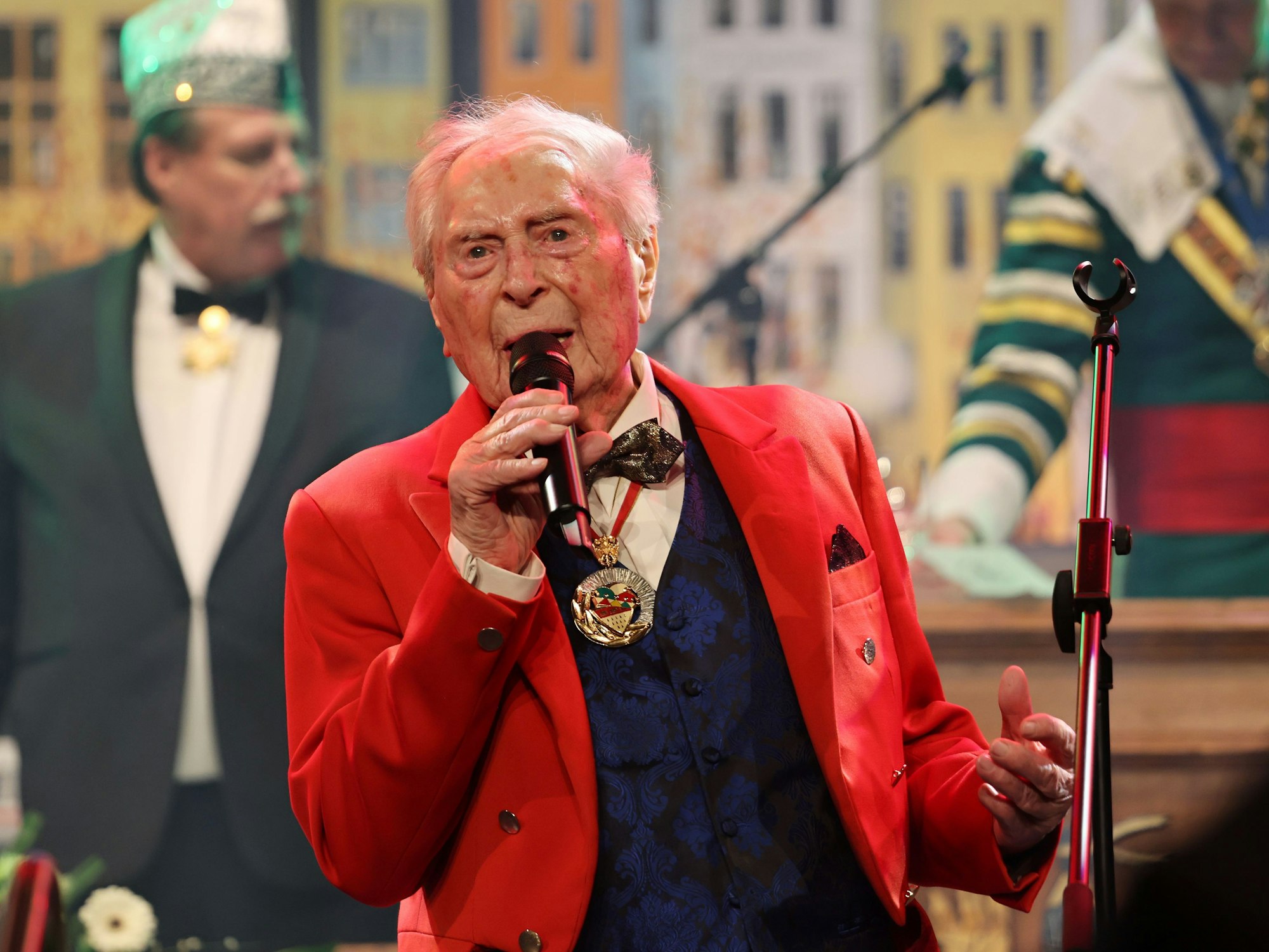 Ludwig Sebus bei einem Auftritt auf der Bühne.