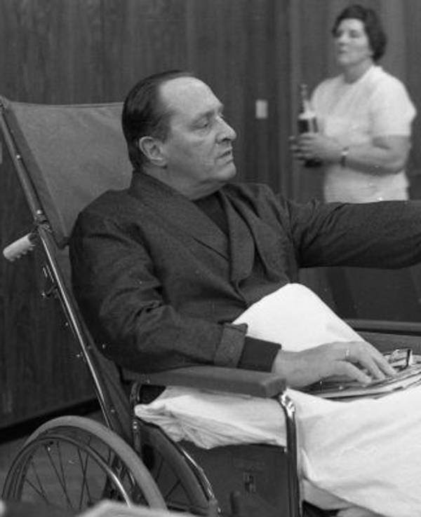 Theo "Döres" Burauen bei seiner Rollstuhl-Pressekonferenz im März 1968.