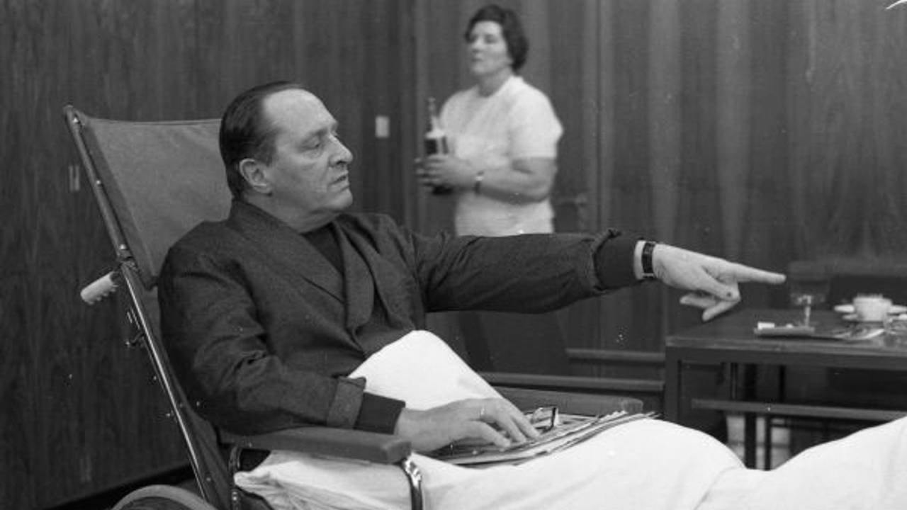 Theo "Döres" Burauen bei seiner Rollstuhl-Pressekonferenz im März 1968.