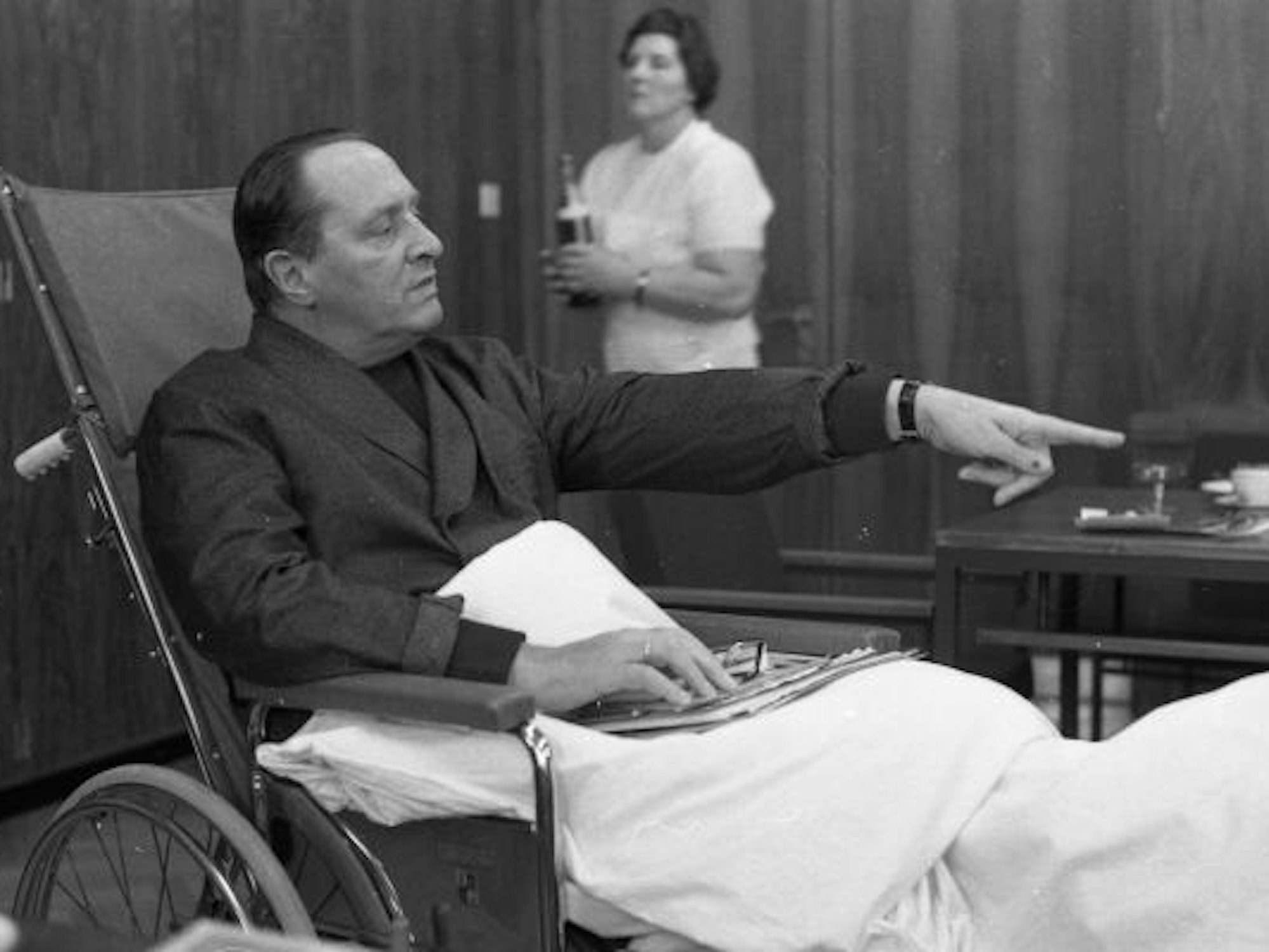 Theo "Döres" Burauen bei seiner Rollstuhl-Pressekonferenz im März 1968.