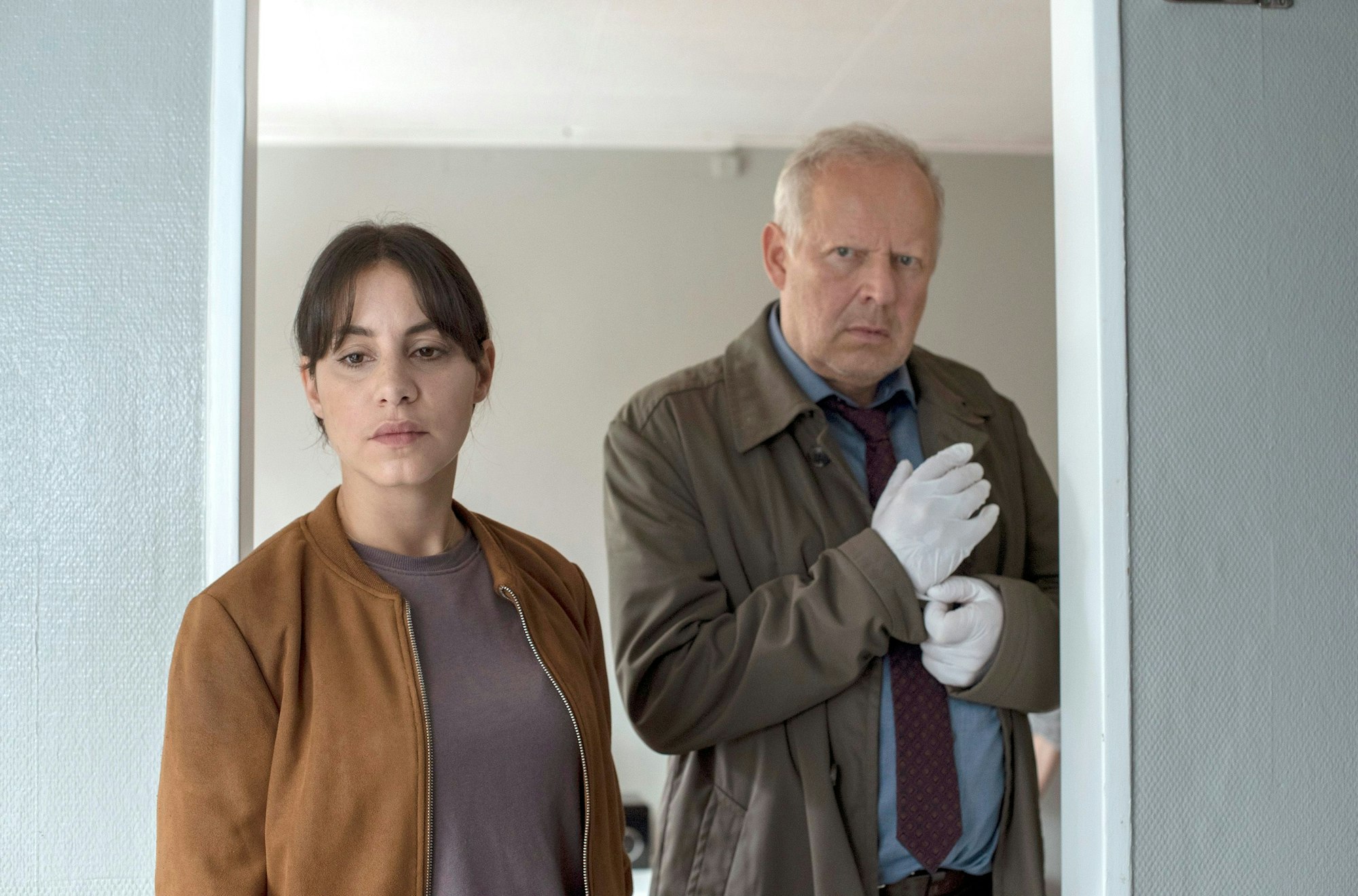 Die Kommissare Mila Sahin (Almila Bagriacik) und Klaus Borowski (Axel Milberg) am Tatort.