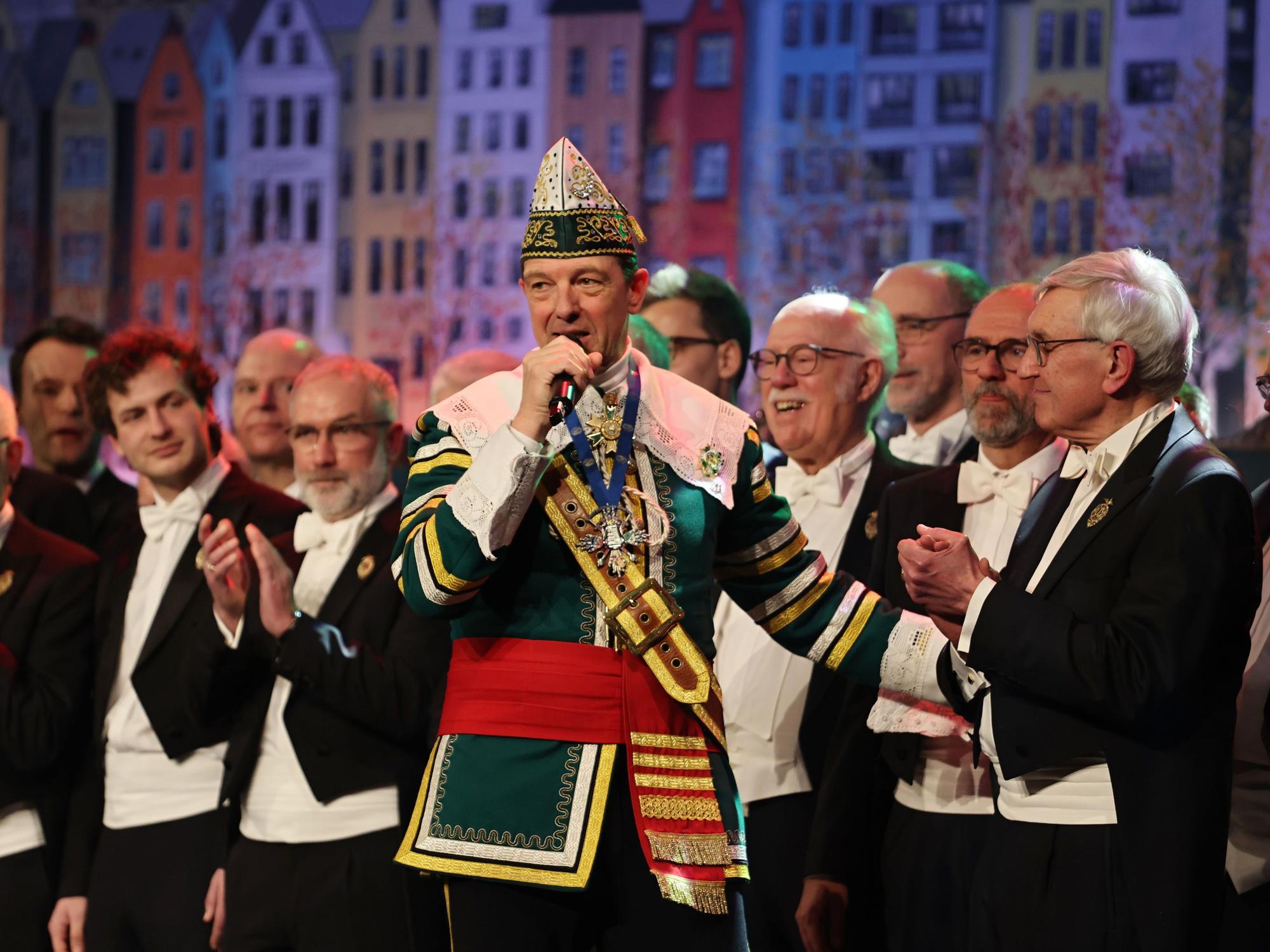 Präsident Stefan Kühnapfel führt durch die Sitzung.