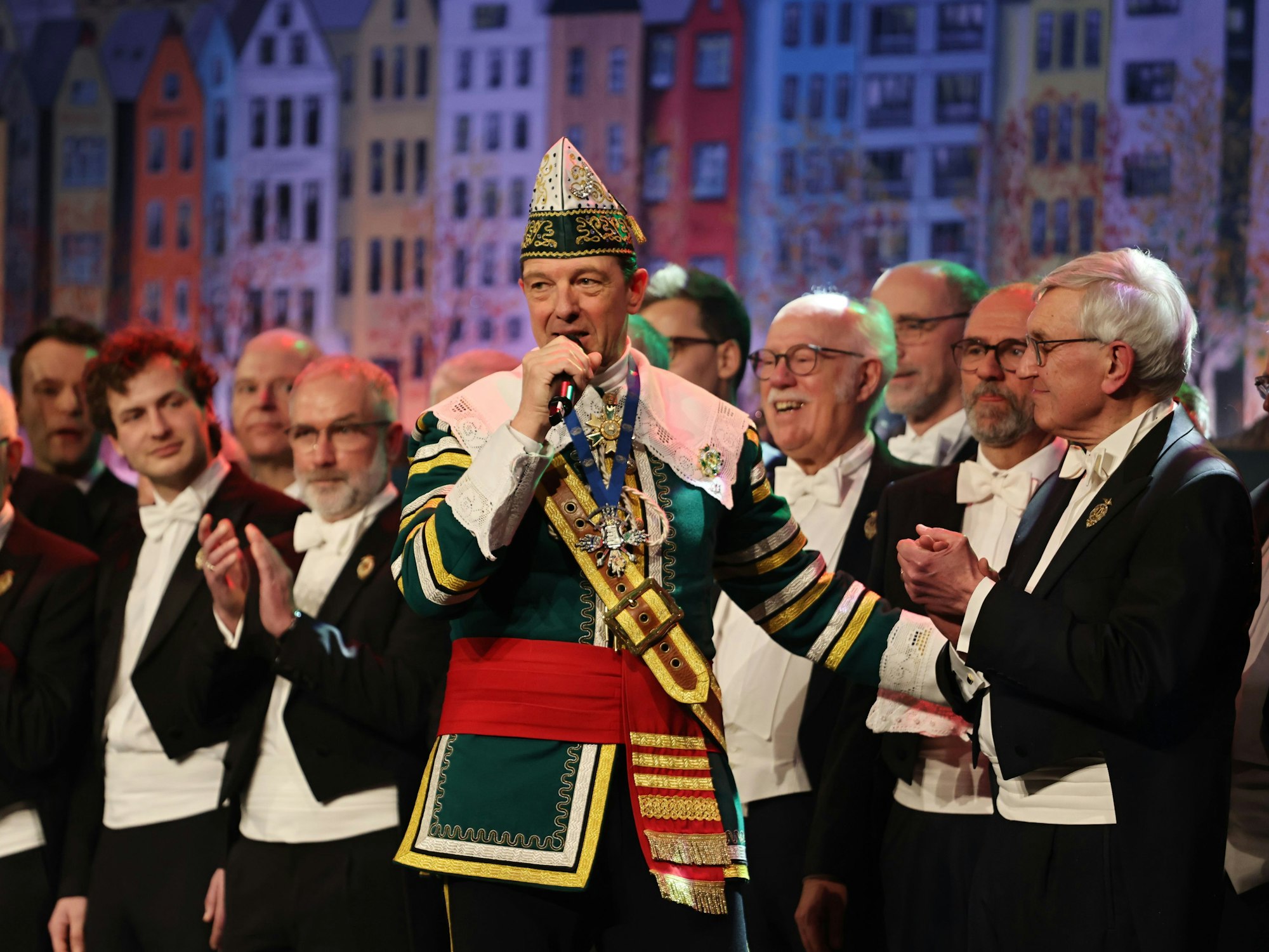 Präsident Stefan Kühnapfel führt durch die Sitzung.