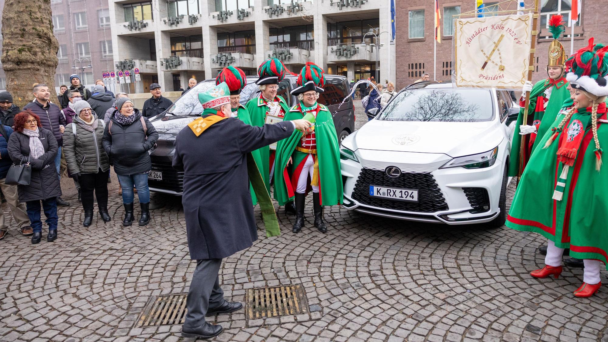Robert Kleine segnet die Autos der Altstädter.