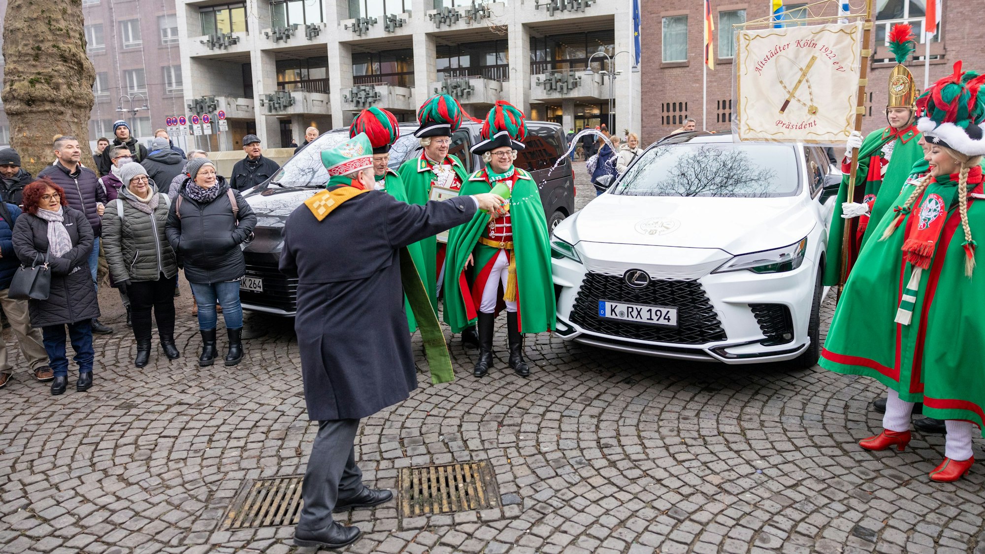 Robert Kleine segnet die Autos der Altstädter.