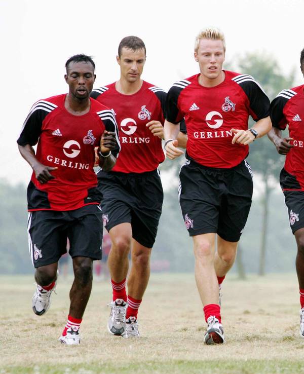 2005 beim 1. FC Köln, v.li.: Rolf Christel Guie Mien, Christian Springer, Christian Lell, Andrew Sinkala, Roland Benschneider, Markus Feulner bei einer Laufeinheit. Christian Lell hat jetzt ein Buch geschrieben über den Neustart in ein anderes Leben.