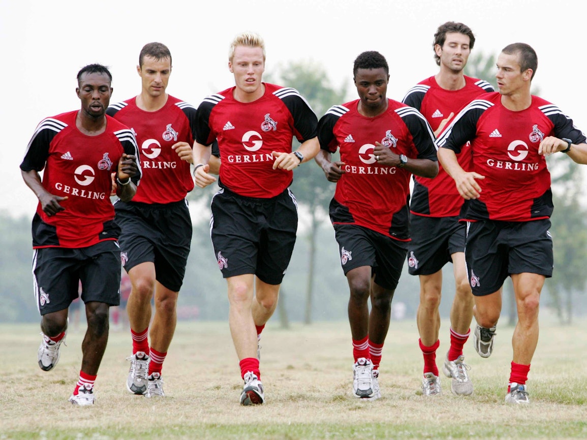 2005 beim 1. FC Köln, v.li.: Rolf Christel Guie Mien, Christian Springer, Christian Lell, Andrew Sinkala, Roland Benschneider, Markus Feulner bei einer Laufeinheit. Christian Lell hat jetzt ein Buch geschrieben über den Neustart in ein anderes Leben.