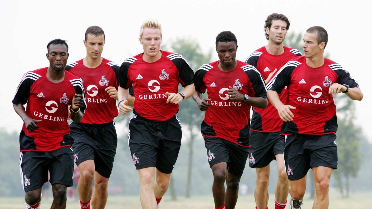 2005 beim 1. FC Köln, v.li.: Rolf Christel Guie Mien, Christian Springer, Christian Lell, Andrew Sinkala, Roland Benschneider, Markus Feulner bei einer Laufeinheit. Christian Lell hat jetzt ein Buch geschrieben über den Neustart in ein anderes Leben.