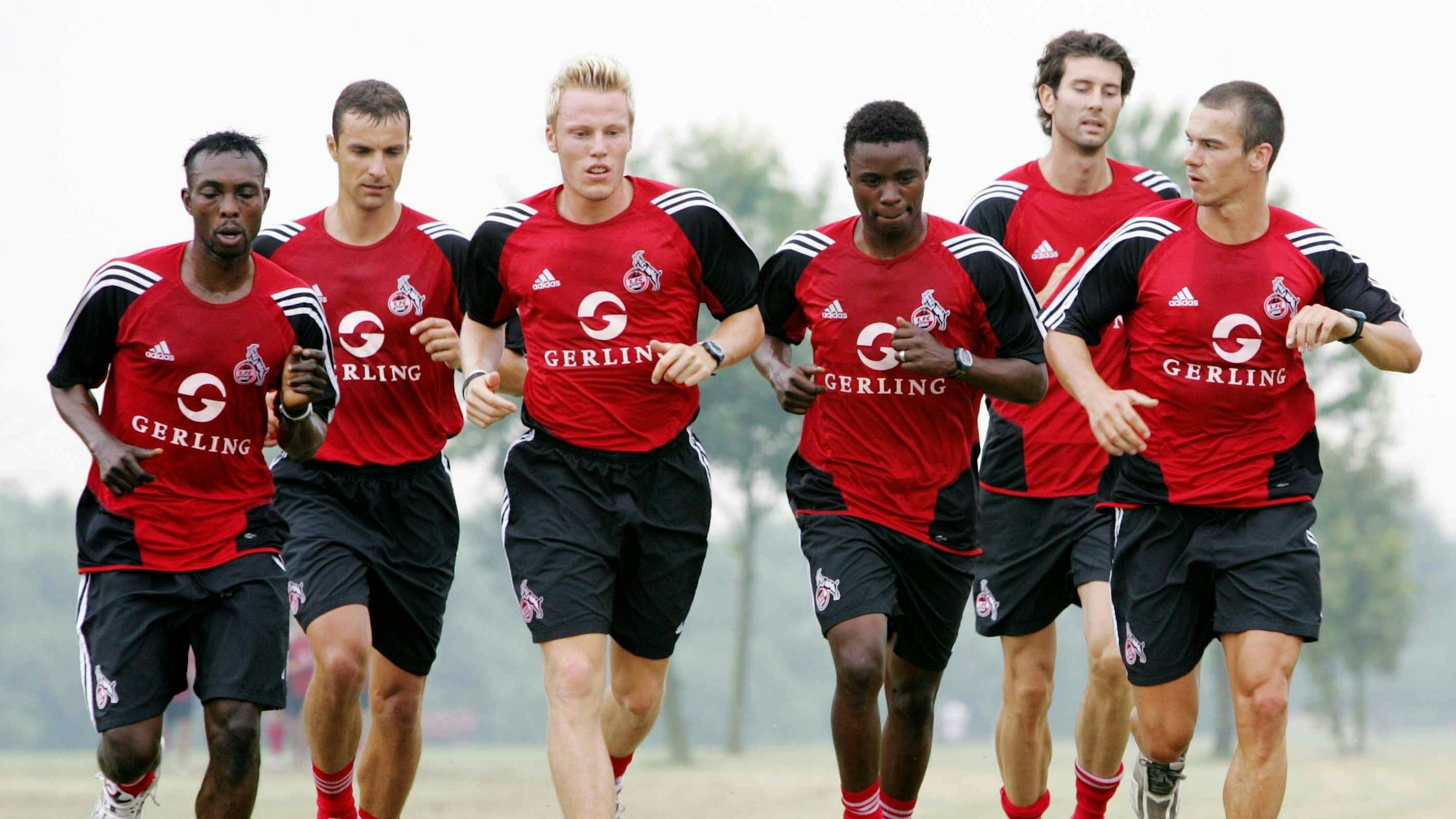 Christian Lell (3.v.l.) mit seinem Teamkollegen beim Training des 1. FC Köln.