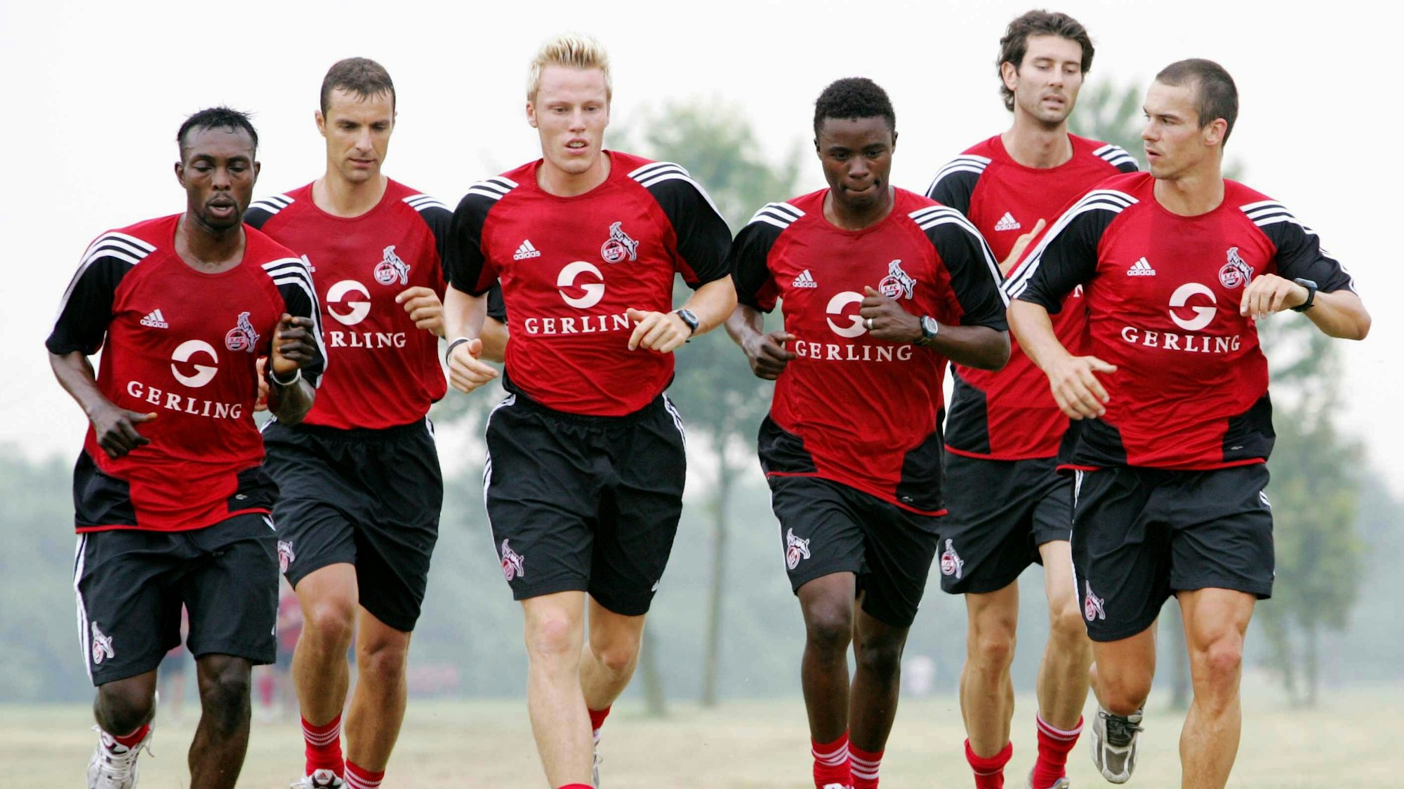 Rolf-Christel Guié-Mien, Christian Springer, Christian Lell, Andrew Sinkala, Roland Benschneider und Markus Feulner bei einer Laufeinheit beim 1. FC Köln.