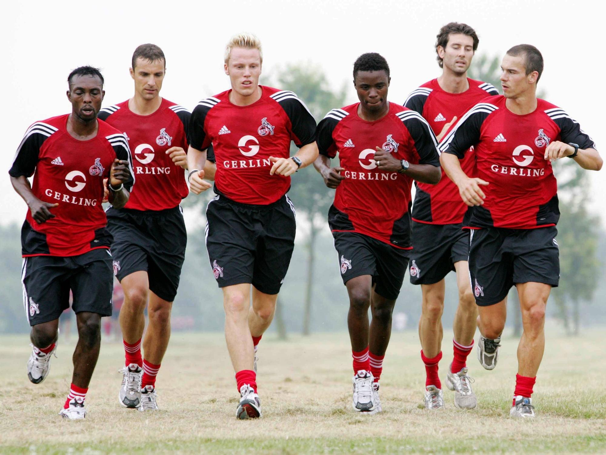 2005 beim 1. FC Köln, v.li.: Rolf Christel Guie Mien, Christian Springer, Christian Lell, Andrew Sinkala, Roland Benschneider, Markus Feulner bei einer Laufeinheit. Christian Lell hat jetzt ein Buch geschrieben über den Neustart in ein anderes Leben.