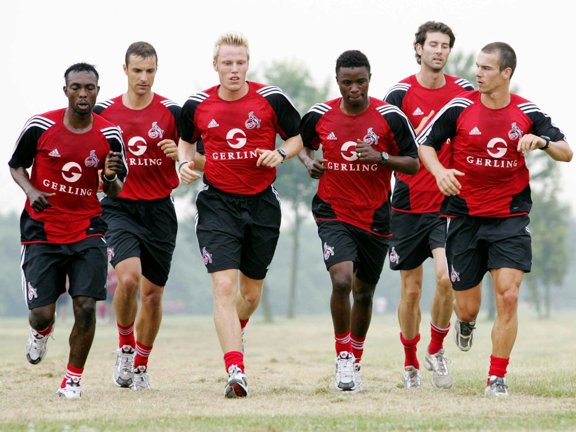 2005 beim 1. FC Köln, v.li.: Rolf Christel Guie Mien, Christian Springer, Christian Lell, Andrew Sinkala, Roland Benschneider, Markus Feulner bei einer Laufeinheit. Christian Lell hat jetzt ein Buch geschrieben über den Neustart in ein anderes Leben.