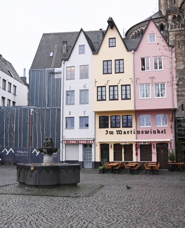 Die bunten Giebelhäuser am Fischmarkt in Köln. Die beiden auf der linken Seite wurden abgerissen, dort ist eine Baustelle entstanden.