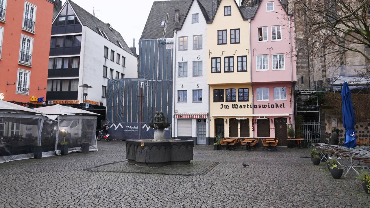 Die bunten Giebelhäuser am Fischmarkt in Köln. Die beiden auf der linken Seite wurden abgerissen, dort ist eine Baustelle entstanden.