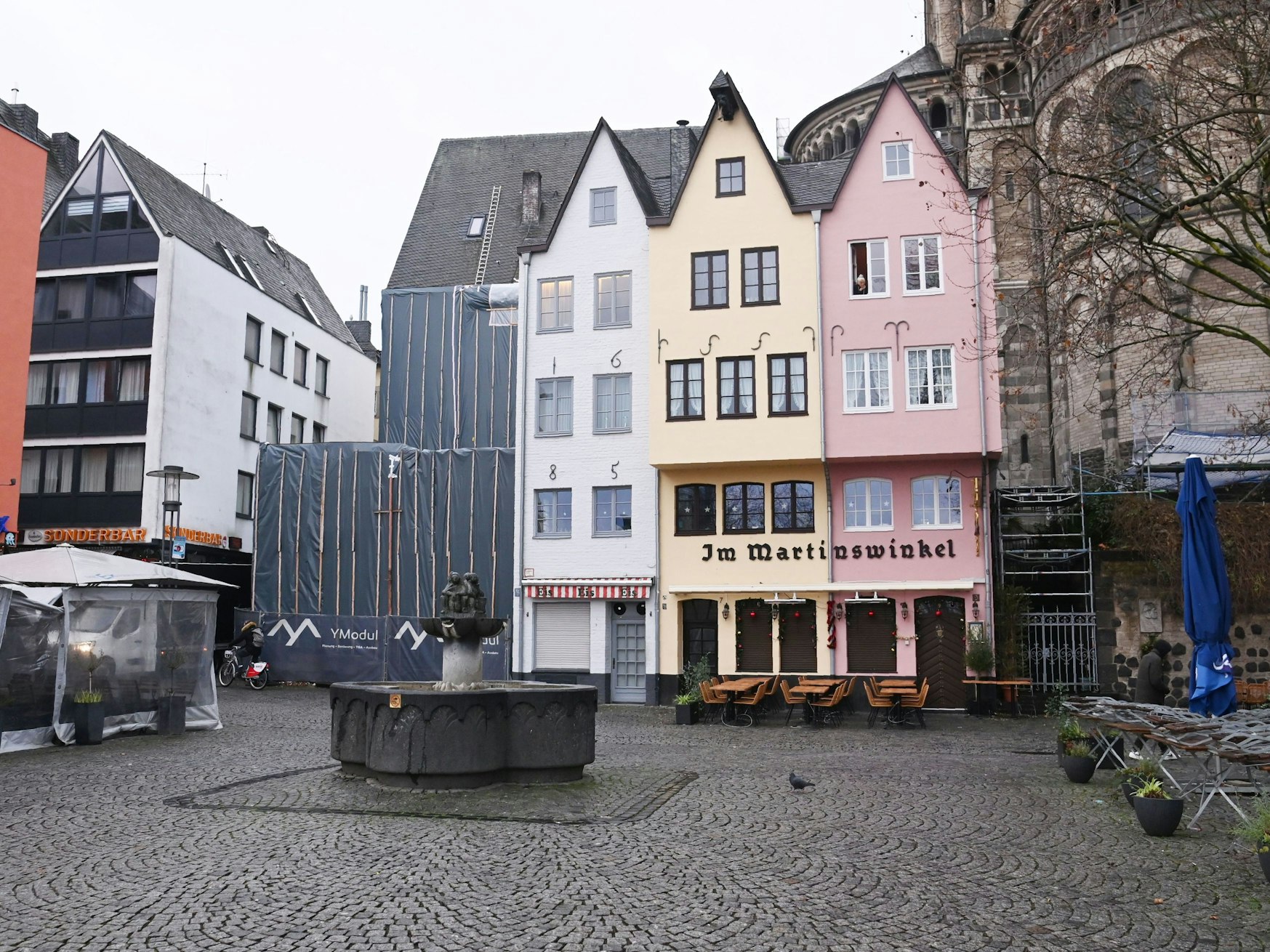 Die bunten Giebelhäuser am Fischmarkt in Köln. Die beiden auf der linken Seite wurden abgerissen, dort ist eine Baustelle entstanden.