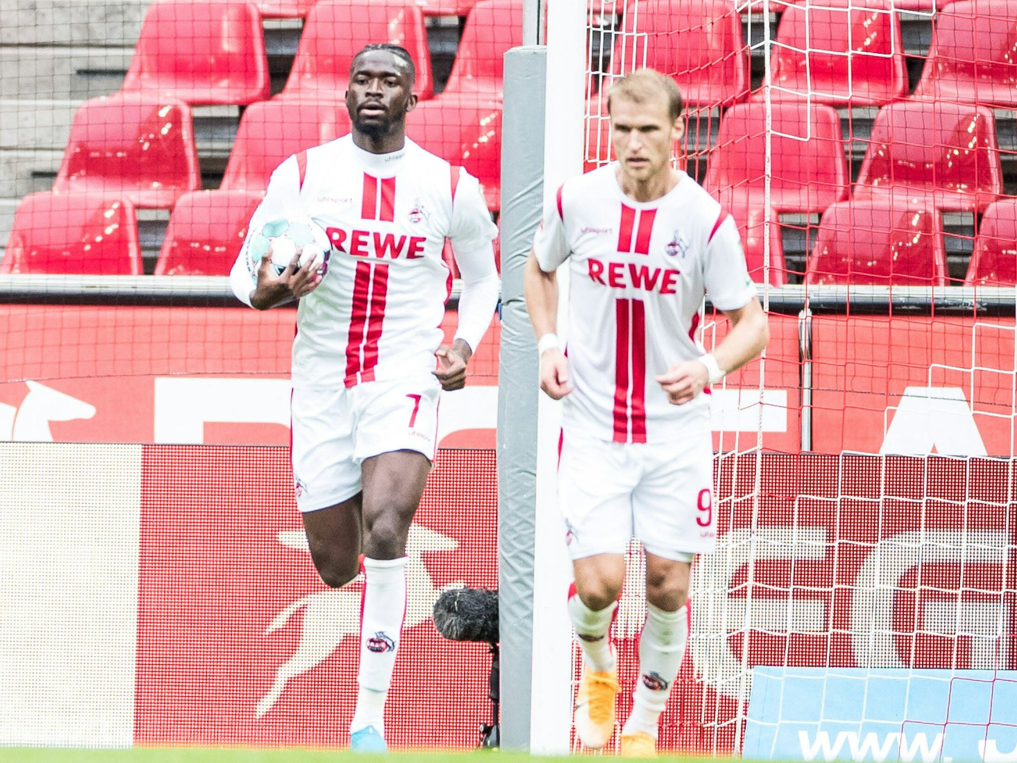 Tolu Arokodare und Sebastian Andersson (1. FC Köln) in Aktion.
