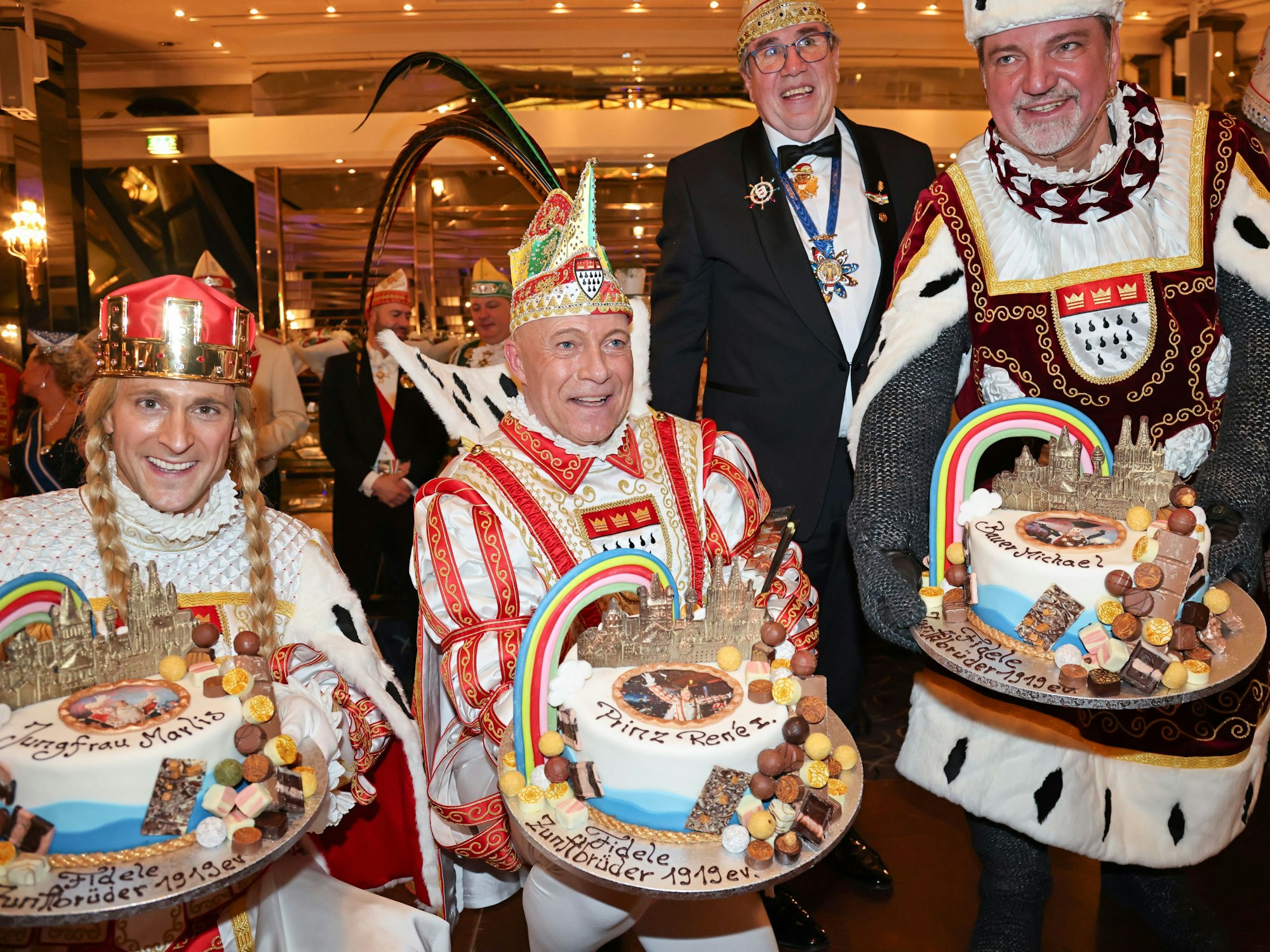 Prinz René, Bauer Sascha und Jungfrau Marlis mit ihren Torten.