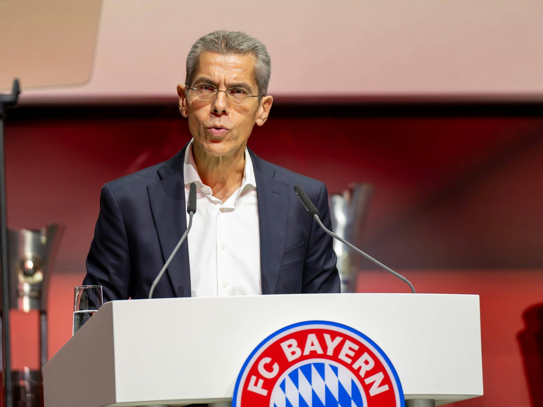 Bayern-Finanzvorstand Dr. Michael Diederich steht am Rednerpult.