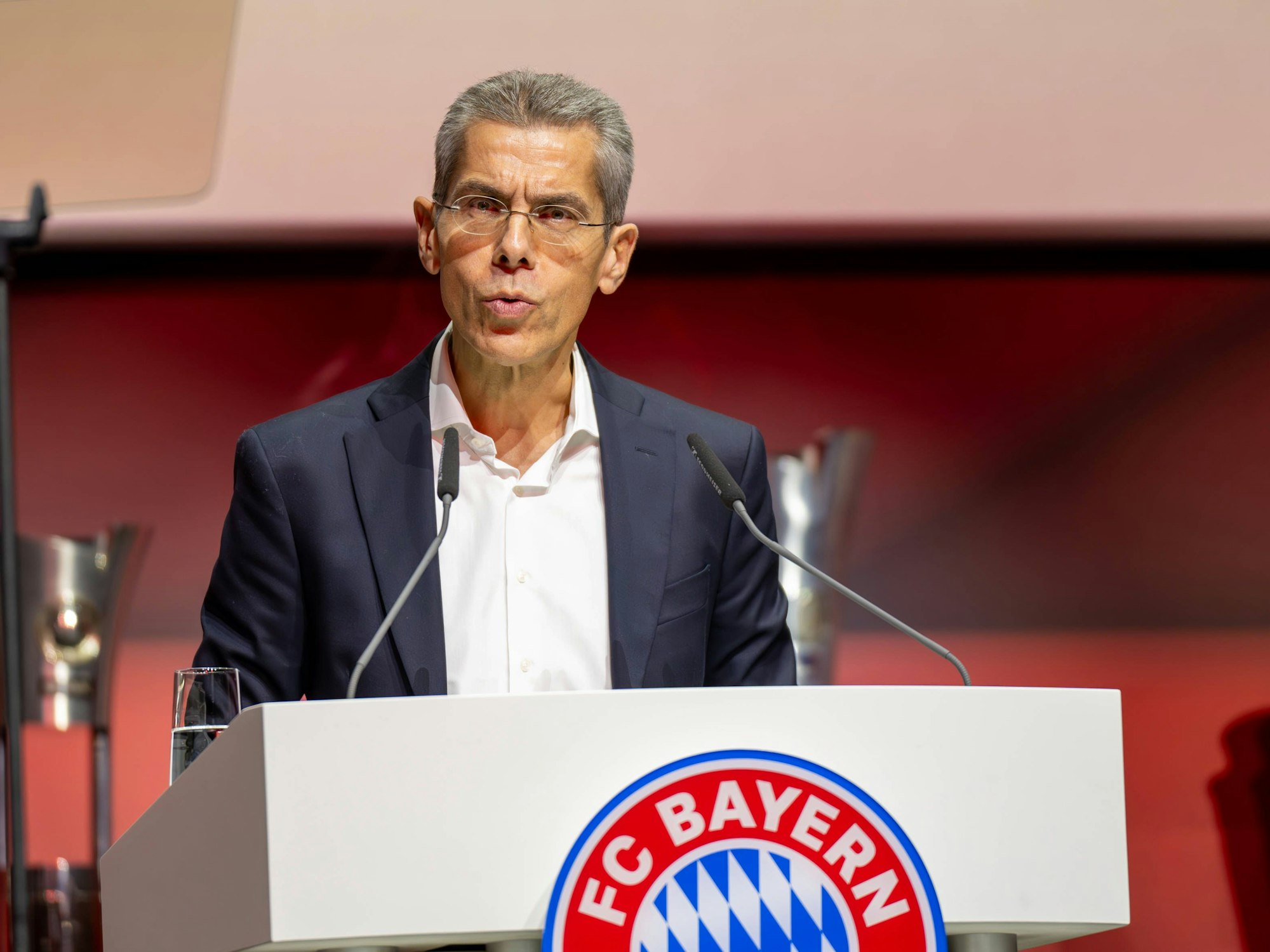 Bayern-Finanzvorstand Dr. Michael Diederich steht am Rednerpult.