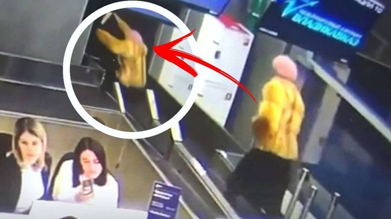 Eine Frau verwechselte am Flughafen von Beslan (Russland) das Gepäckband mit einem Laufband.