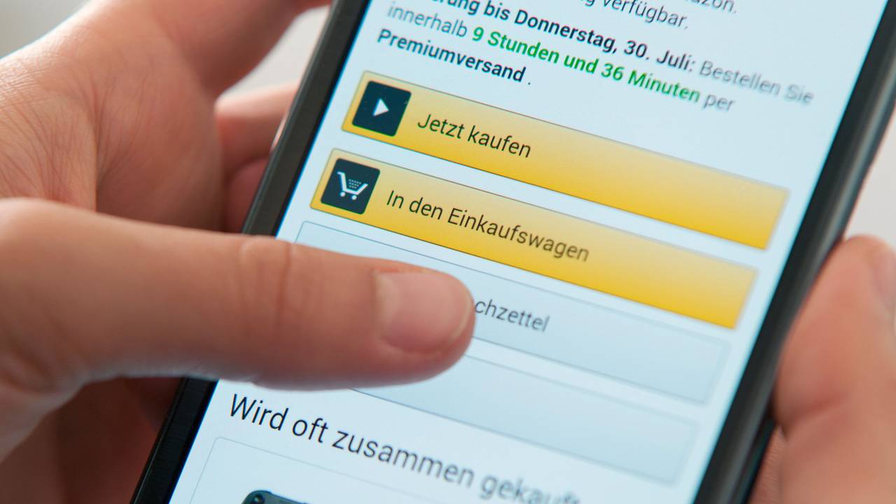 Amazon ersetzt „Prime Wardrobe“ künftig durch KI. Das Symbolfoto aus dem Jahr 2015 zeigt eine Person beim Bestellen auf dem Smartphone.