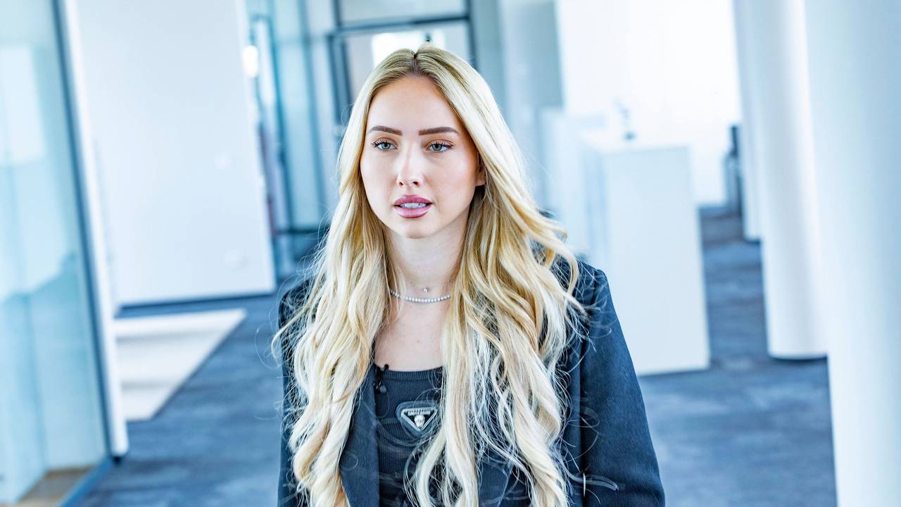 Shania Geiss, hier zu sehen bei der Vorstellung der neuen Familien-Wasser-Marke Scull Liquid am 21. Oktober 2024