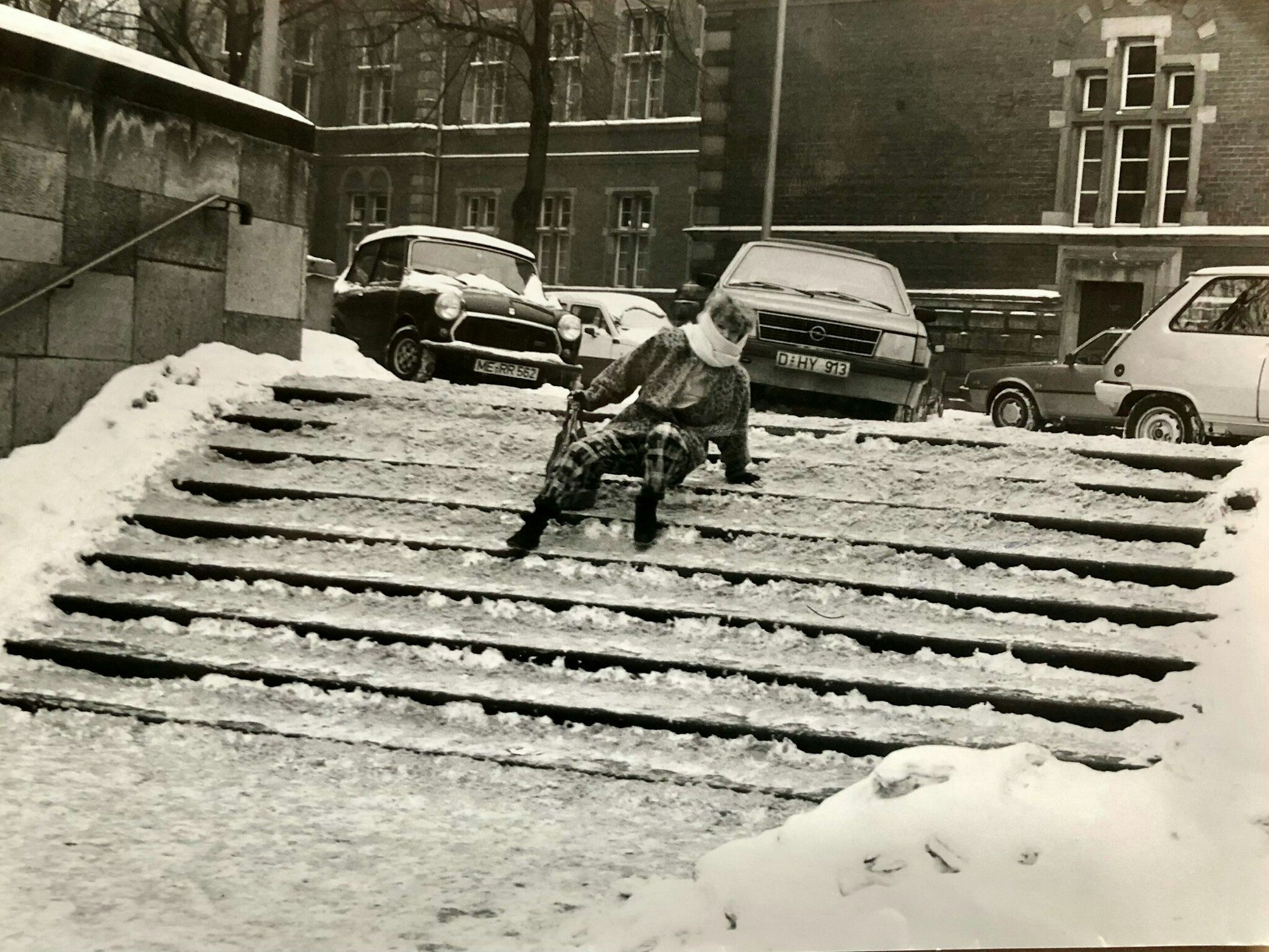 Ein Foto vom 16. Januar 1985 belegt: Vor 40 Jahren gab es in Köln jede Menge rutschigen Schnee.