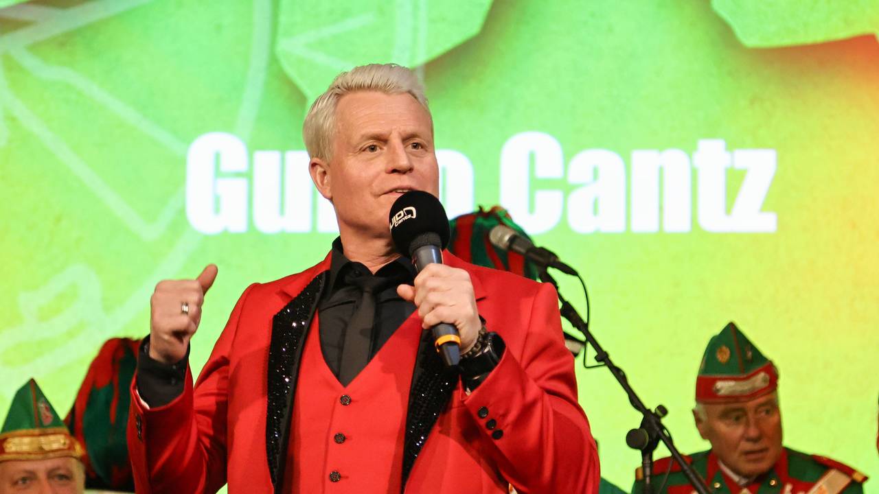 Guido Cantz steht auf der Bühne.