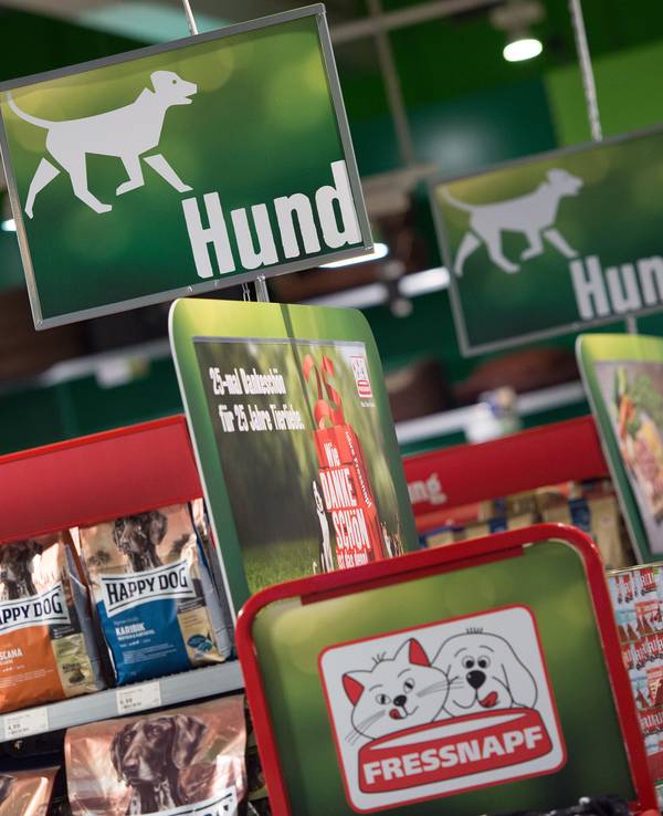Tiernahrung liegt in einem Fressnapf-Markt in den Regalen.