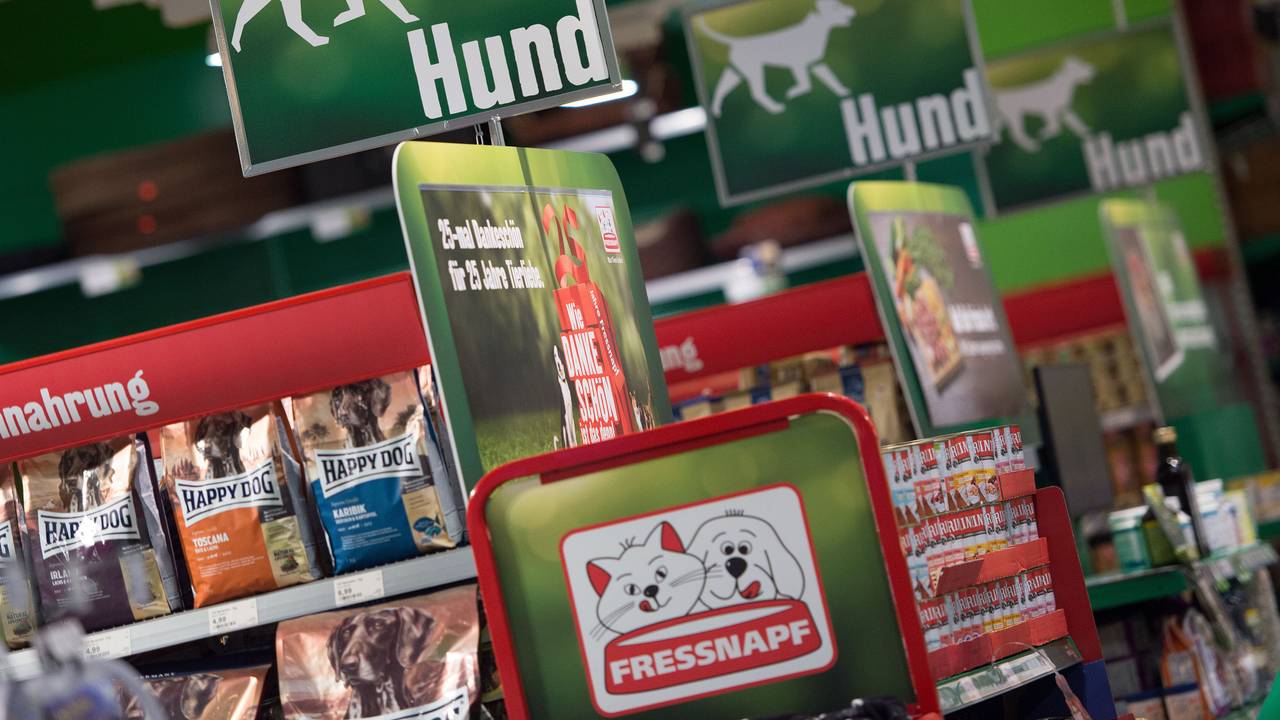 Tiernahrung liegt in einem Fressnapf-Markt in den Regalen.