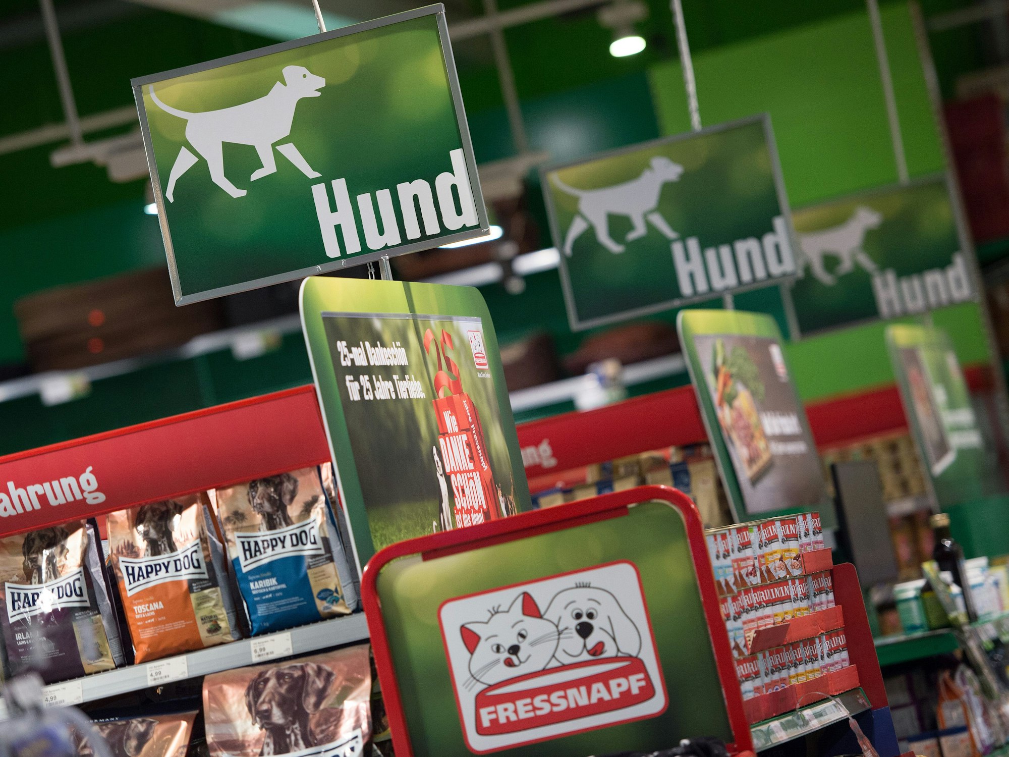 Tiernahrung liegt in einem Fressnapf-Markt in den Regalen.