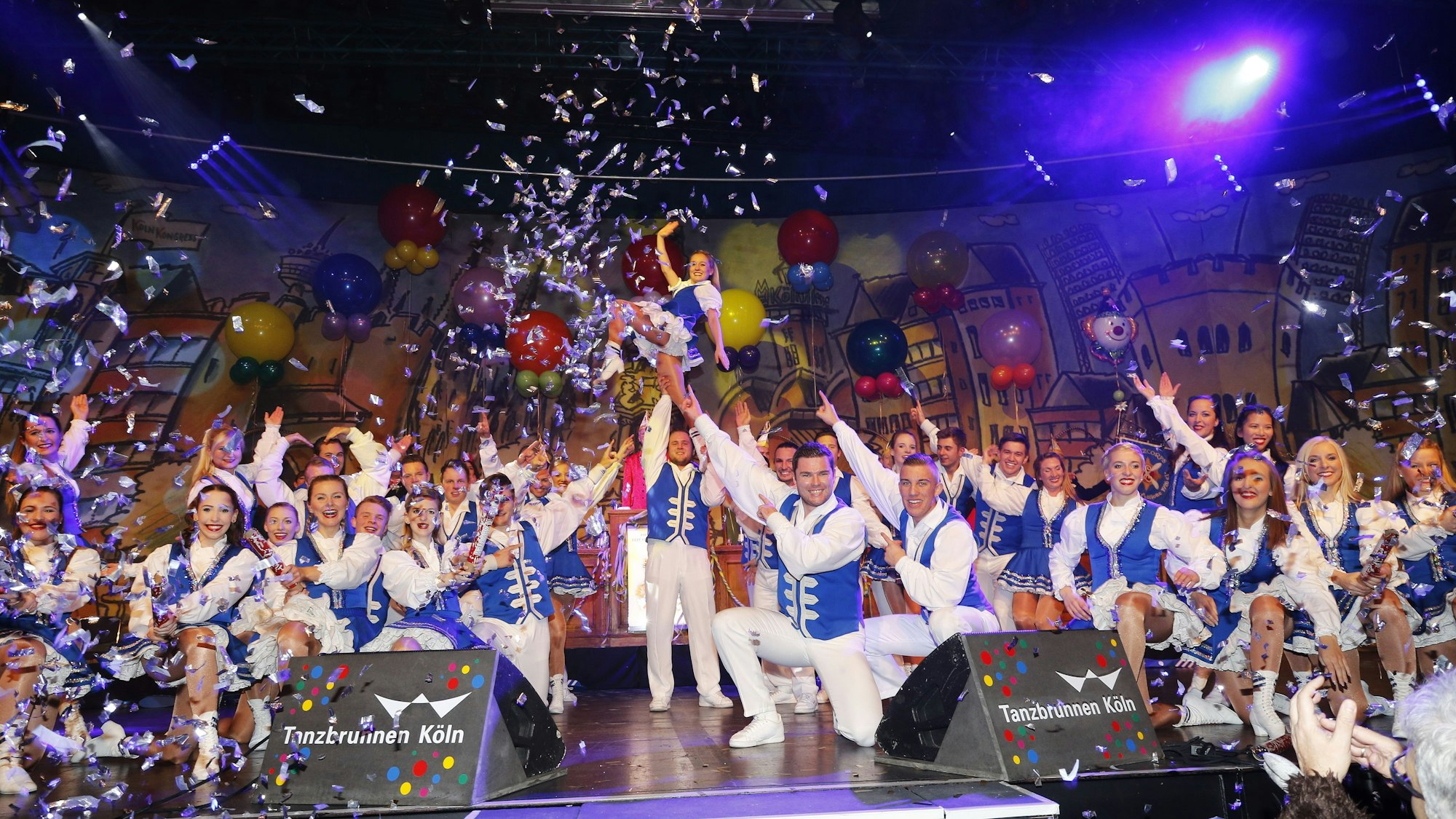 Die Tanzgruppe der KG Sr. Tollität Luftflotte auf der Bühne.
