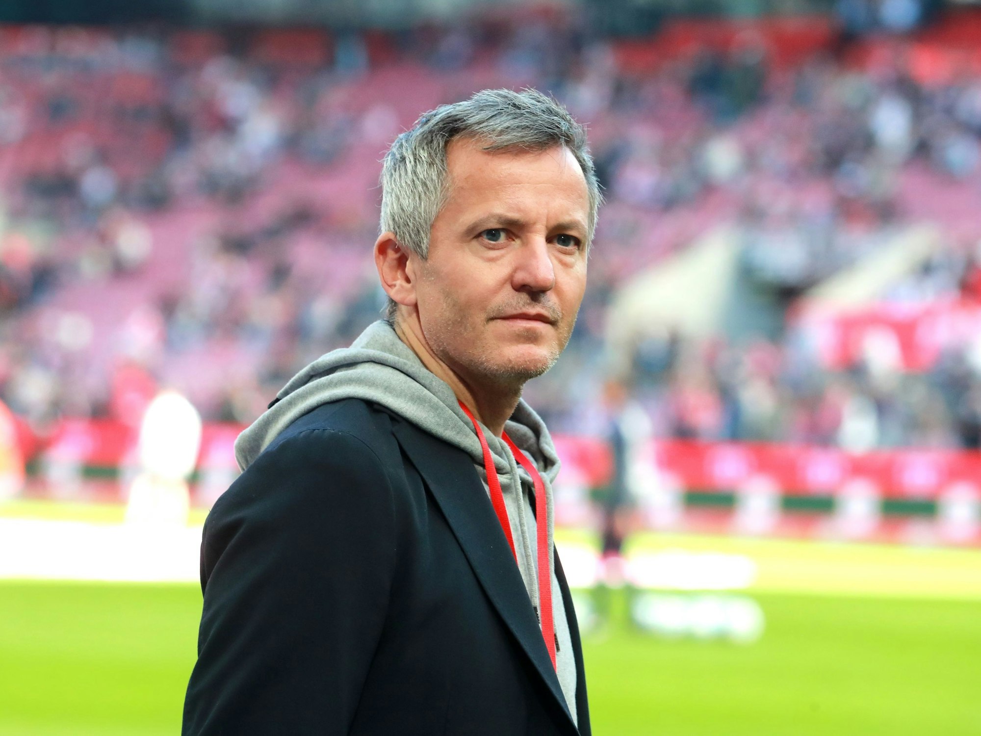 Philipp Türoff (1. FC Köln) steht im Stadion.