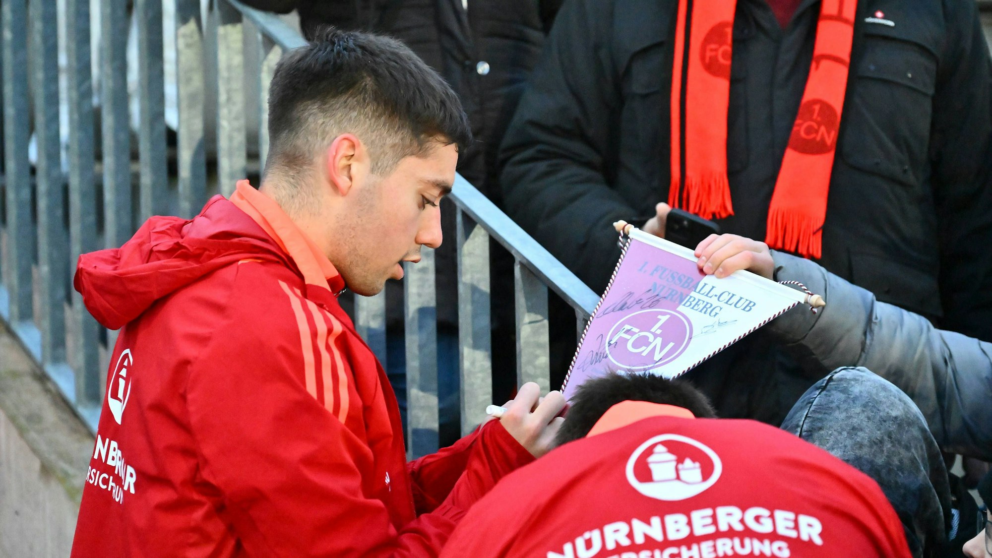 Stefanos Tzimas schreibt Autogramme.