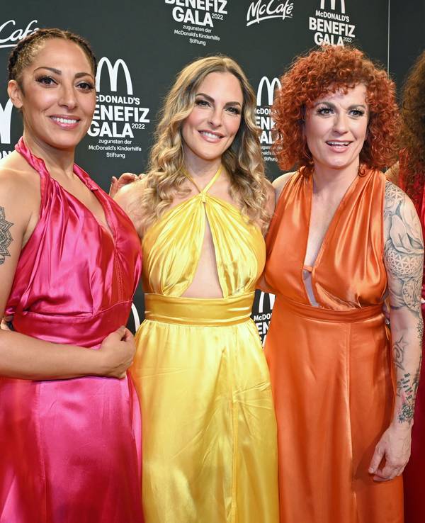 Das Foto zeigt Sängerin Sandy Mölling (hier 2. von links) mit ihren Band-Kolleginnen bei der McDonald's Benefiz-Gala zugunsten der McDonald's Kinderhilfe-Stiftung 2022 in München.