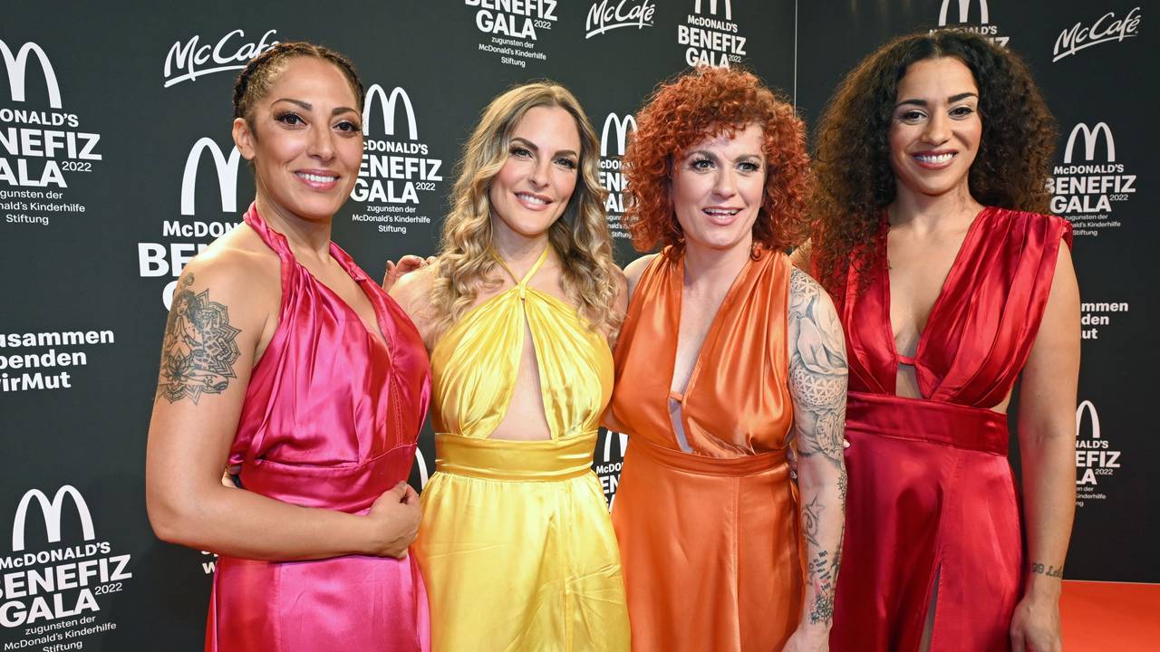 Das Foto zeigt Sängerin Sandy Mölling (hier 2. von links) mit ihren Band-Kolleginnen bei der McDonald's Benefiz-Gala zugunsten der McDonald's Kinderhilfe-Stiftung 2022 in München.
