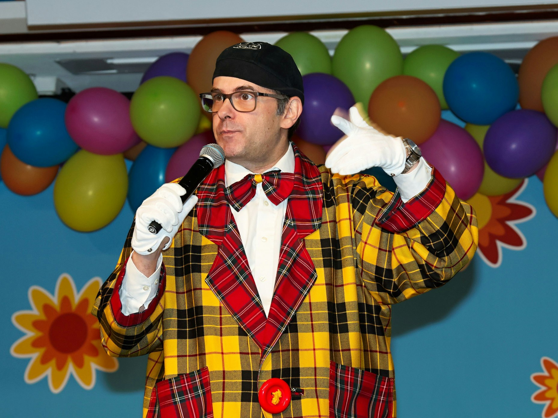 Marc Metzger beim Auftritt auf der Bühne.