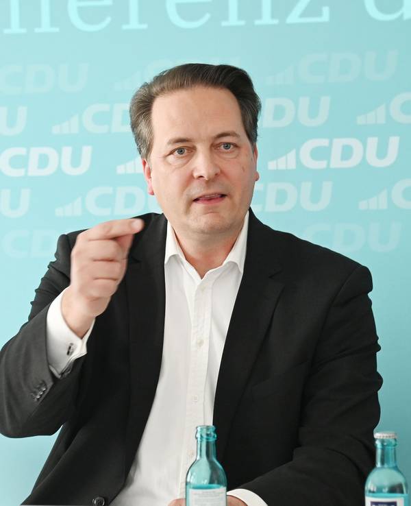 Karl Alexander Mandl gestikuliert bei einer Pressekonferenz der Kölner CDU.