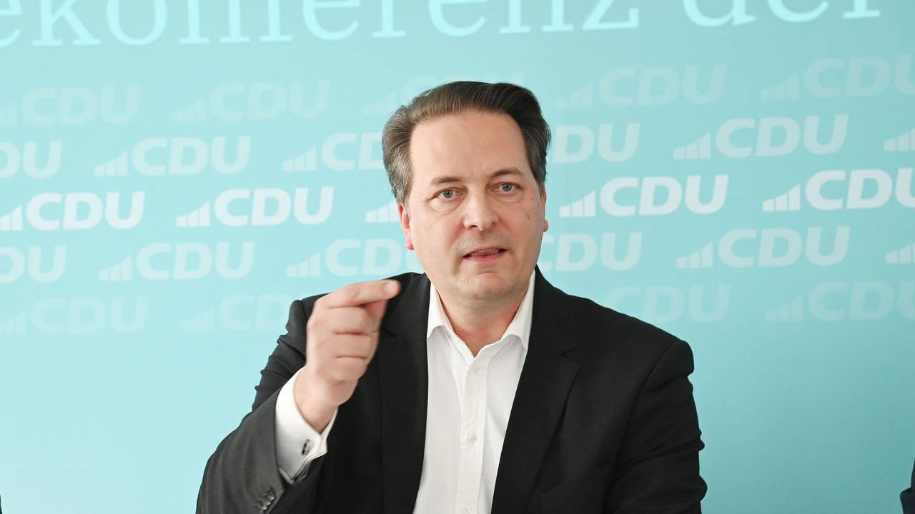 Karl Alexander Mandl gestikuliert bei einer Pressekonferenz der Kölner CDU.