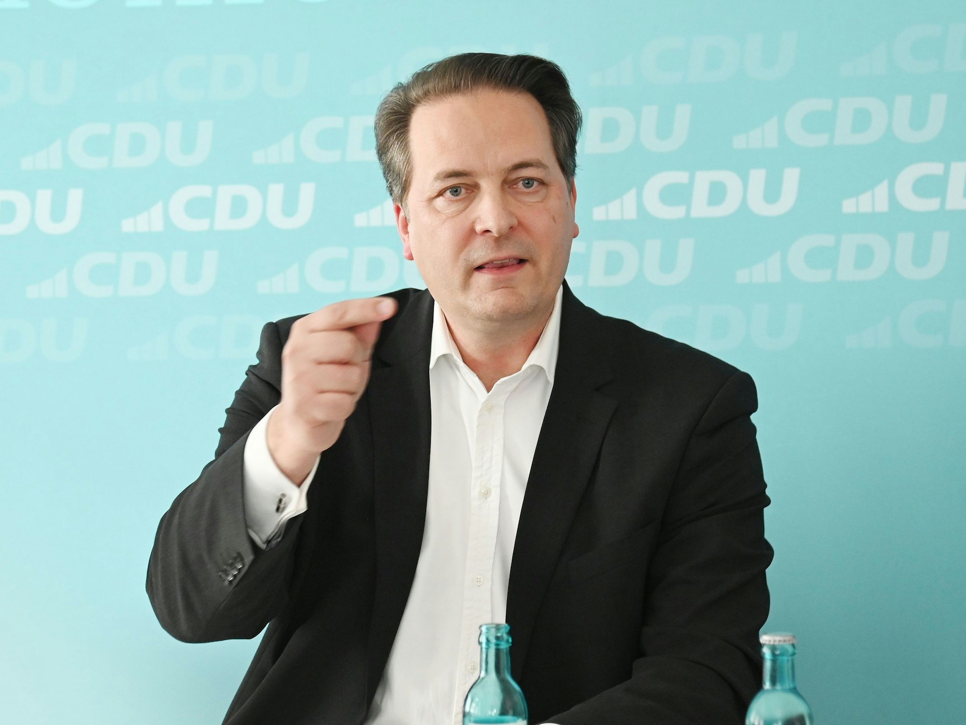 Karl Alexander Mandl gestikuliert bei einer Pressekonferenz der Kölner CDU.