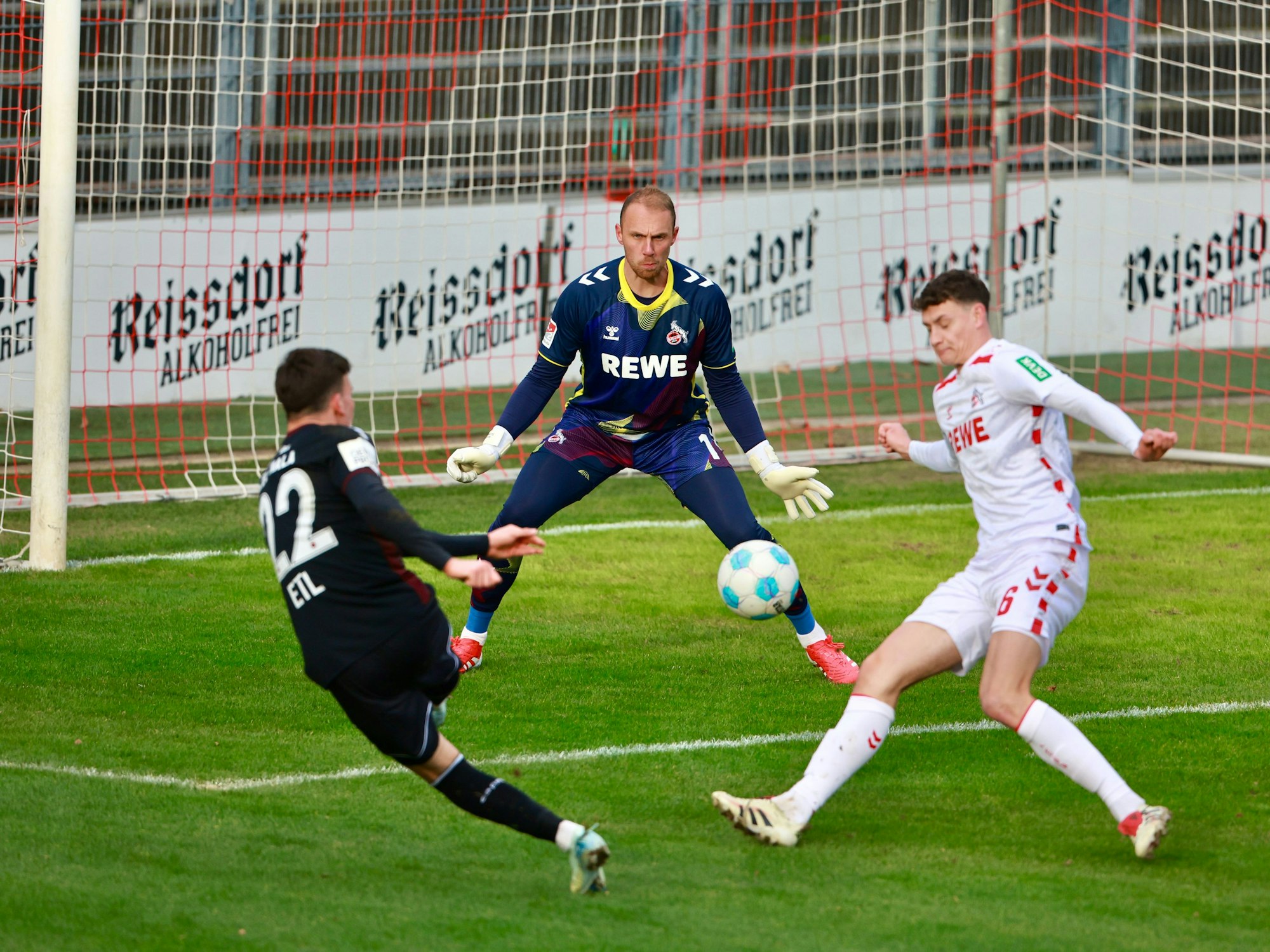 Said El Mala (Viktoria) schießt aufs FC-Tor.