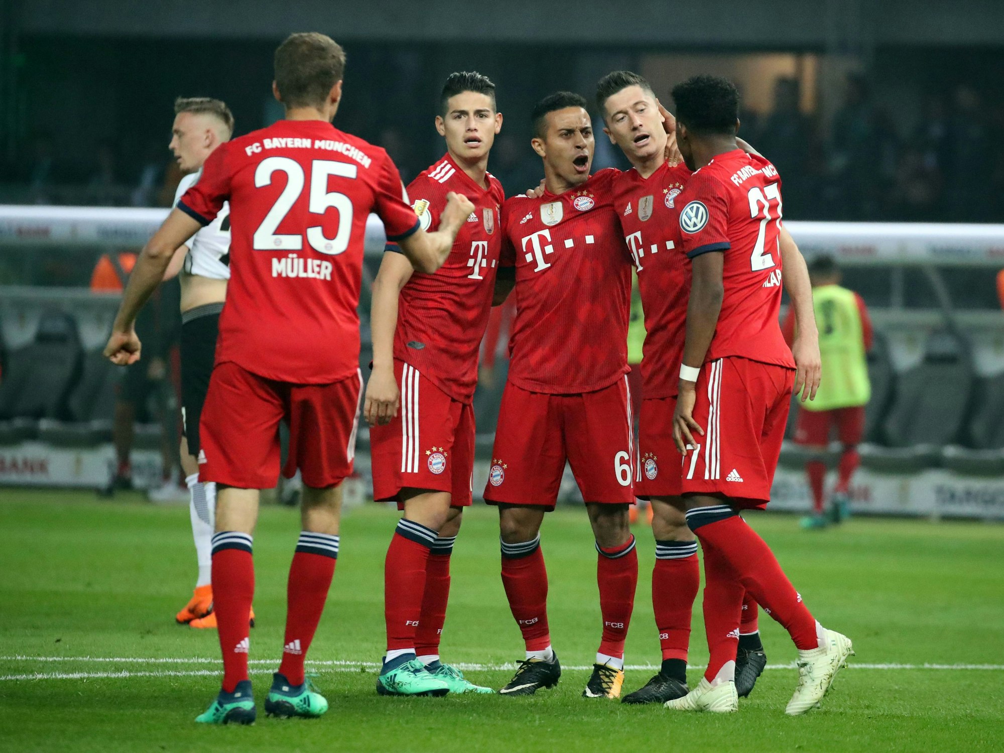 James Rodriguez mit seinen ehemaligen Mitspielern im DFB-Pokal-Finale.